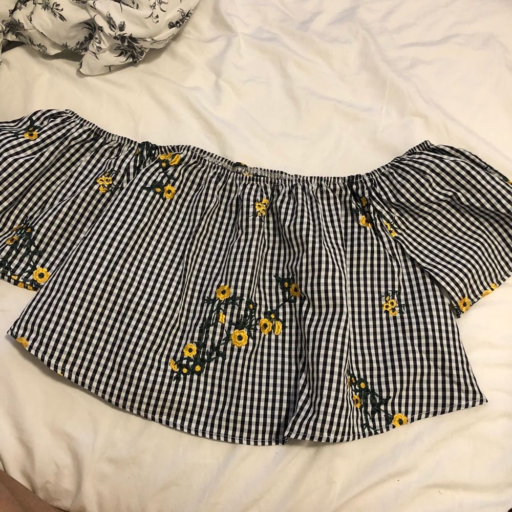 Off shoulders floral embroideries checker top